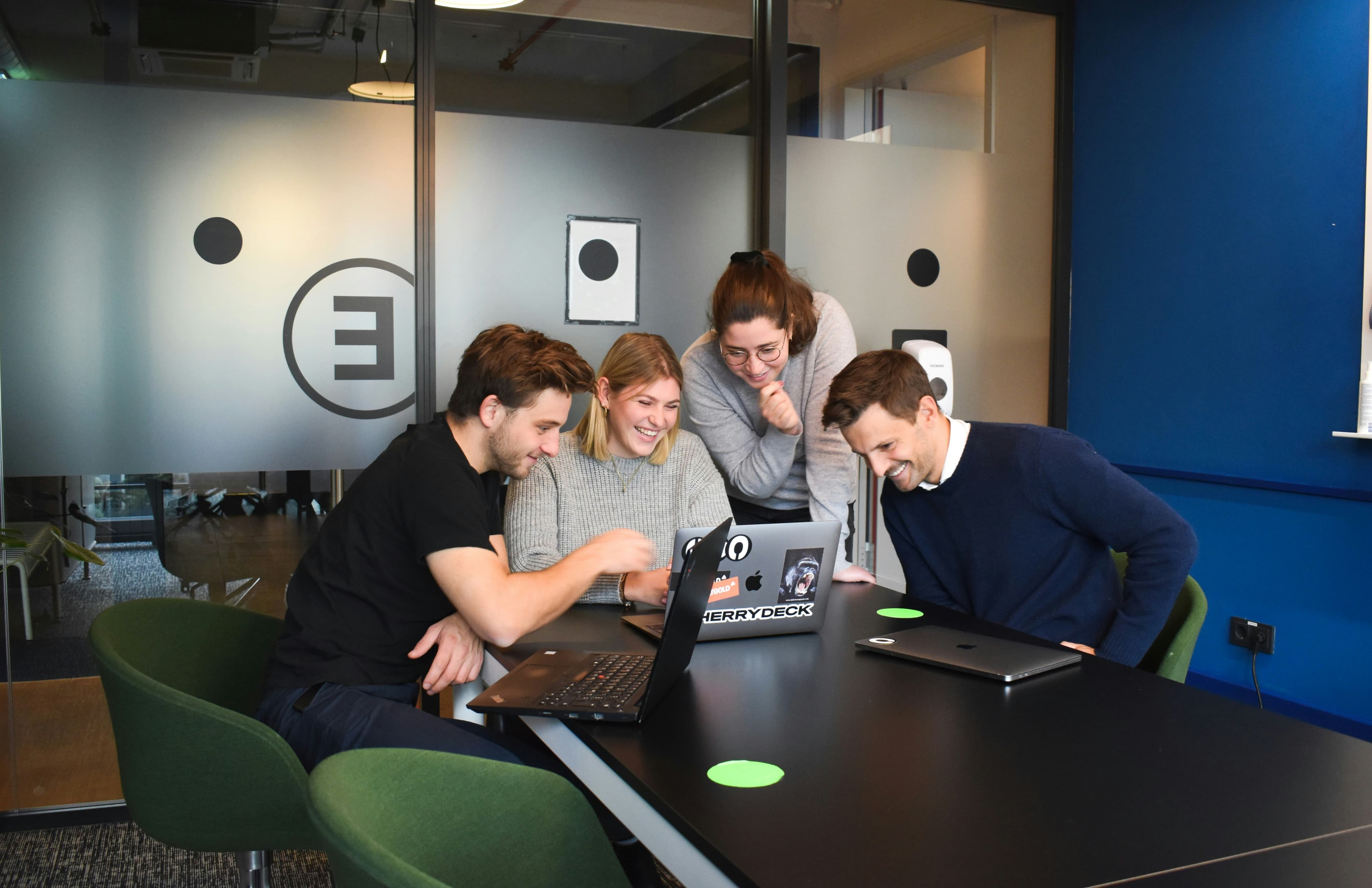 Team al lavoro che collabora davanti a un laptop